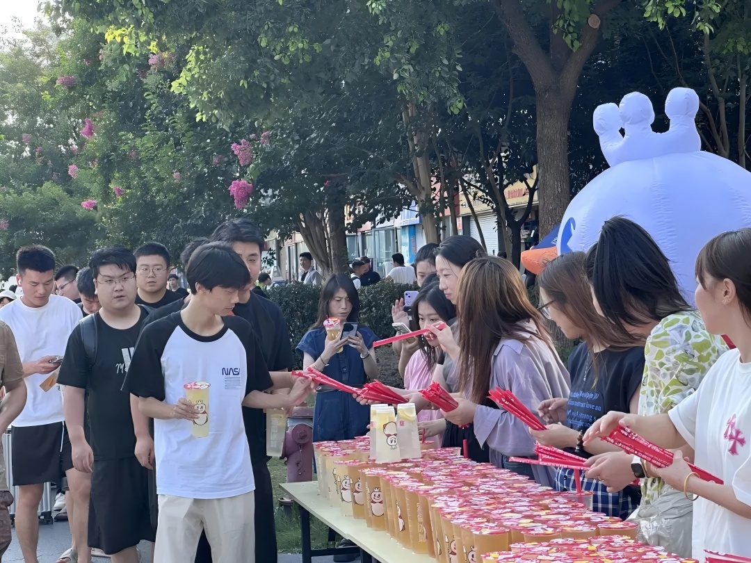 沁爽一夏·關(guān)愛(ài)同行 | 千杯冰飲送清涼，致敬高溫下的堅(jiān)守